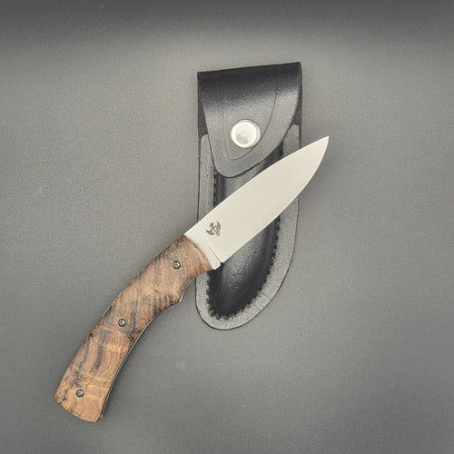 Etui de couteau noir sur lequel se trouve un couteau pliant fabriqué par tony raone