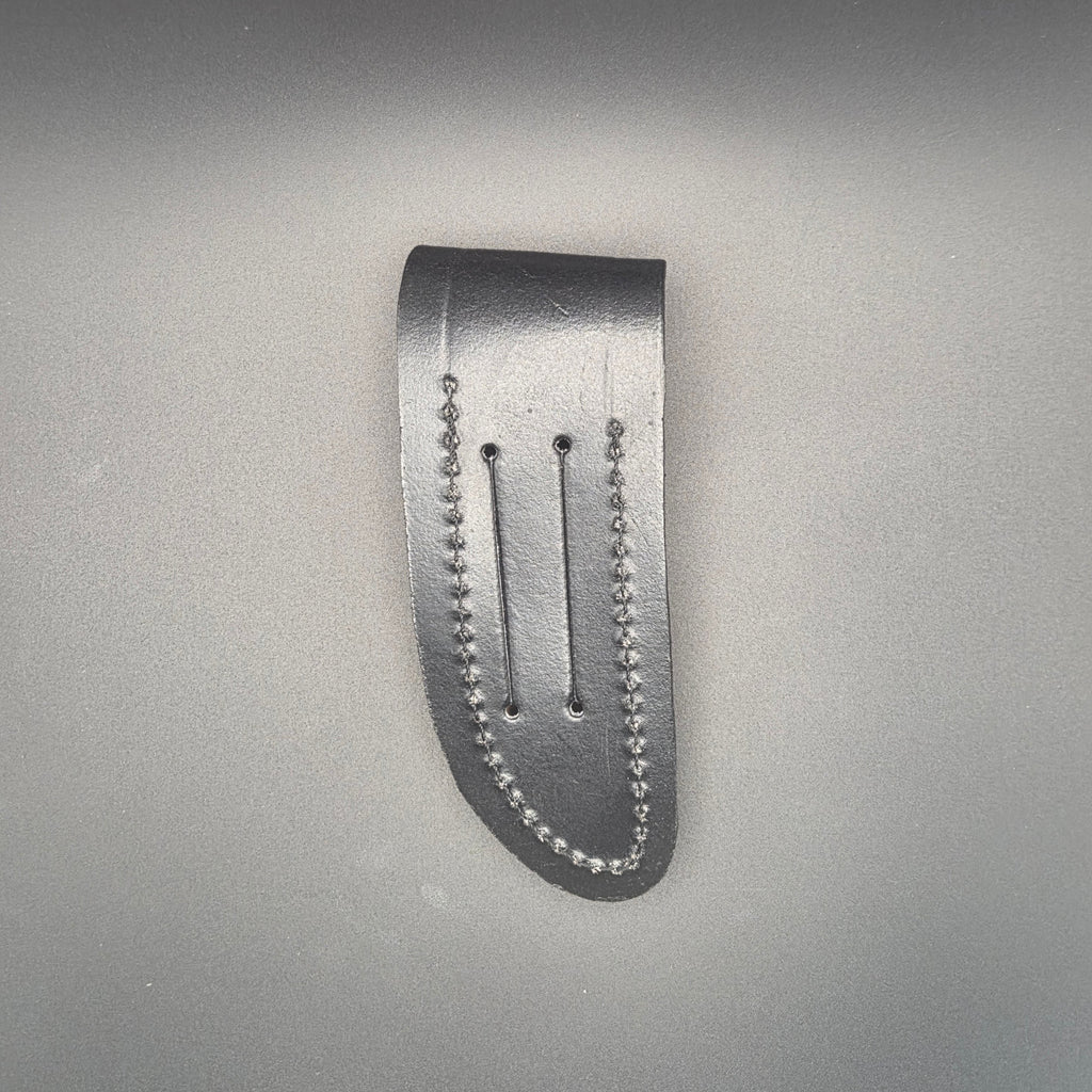 étui de couteau noir vu de l'arrière où on y voit deux fentes permettant la tenue sur une ceinture