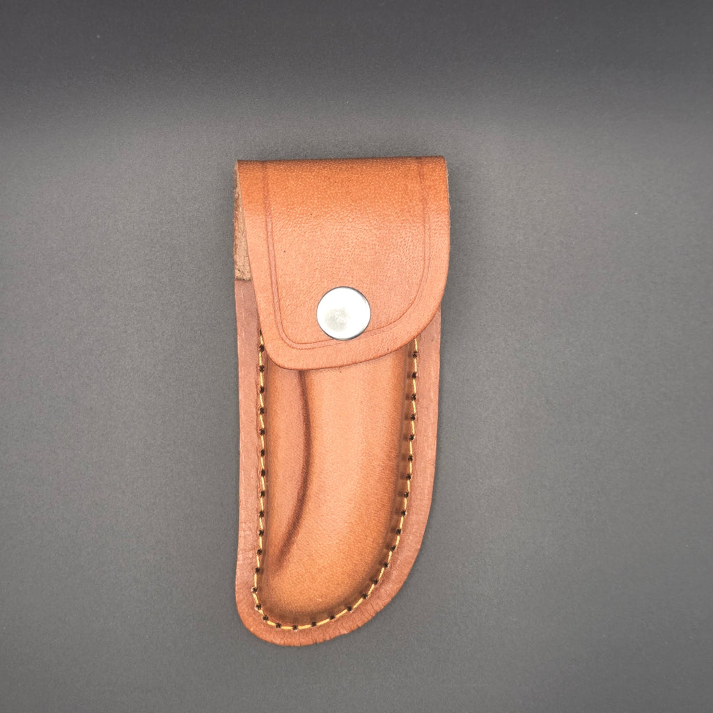 etui de couteau marron en croute de cuir. Il est vu de face et il est fermé