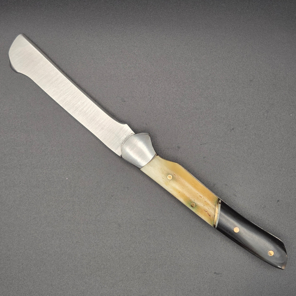 petit couteau greffoir de second choix muni d'un manche en corne et os.