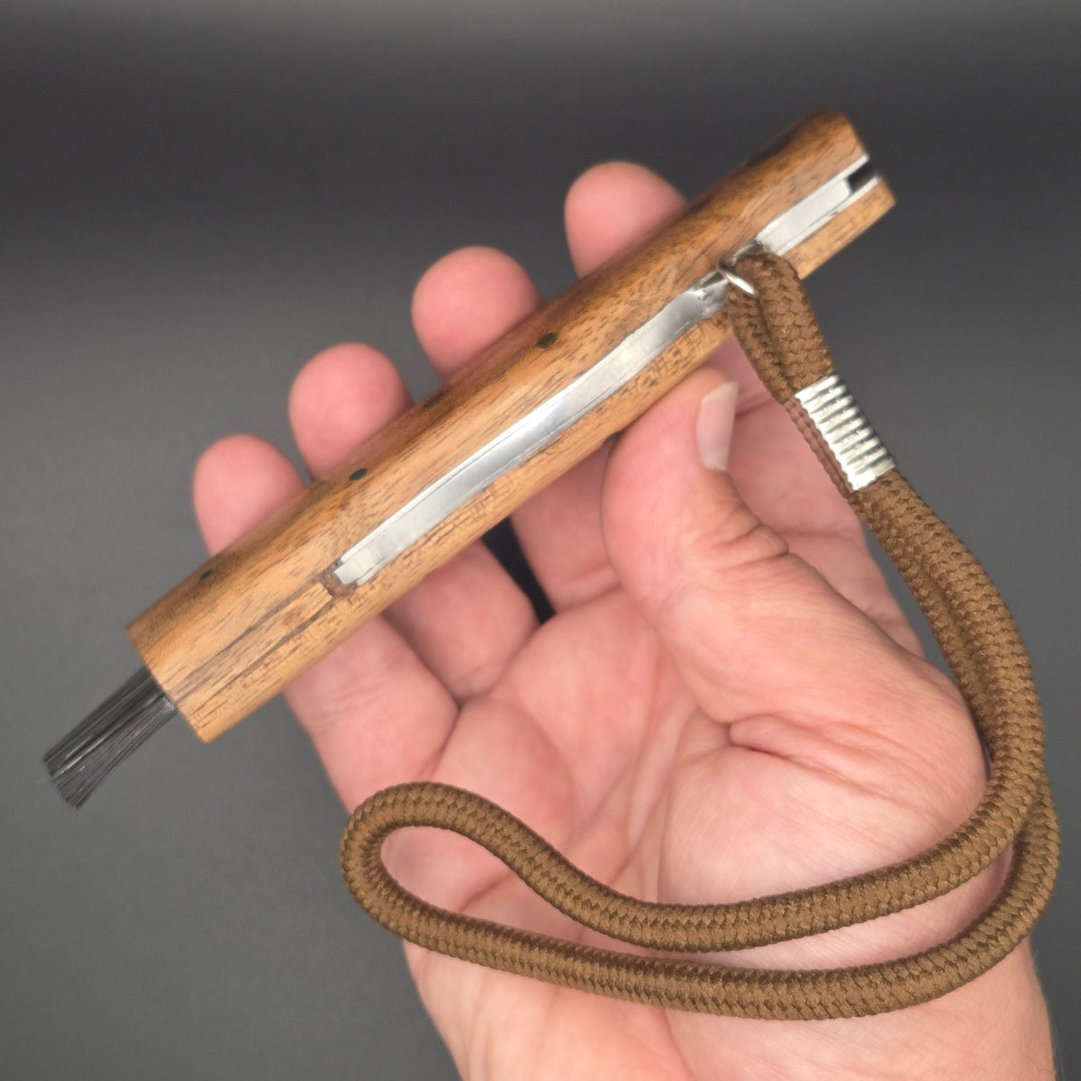 petit couteau à champignon muni d'une brossette et d'une dragonne. La lame est en damas. Le couteau est en qualité second choix