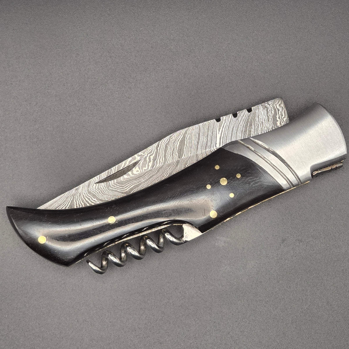 couteau pliant avec lame damas et tire-bouchon en position fermé
