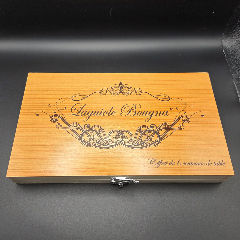 coffret en bois fermé dans lequel se trouve un lot de 6 couteaux de table avec manche en corne et os.