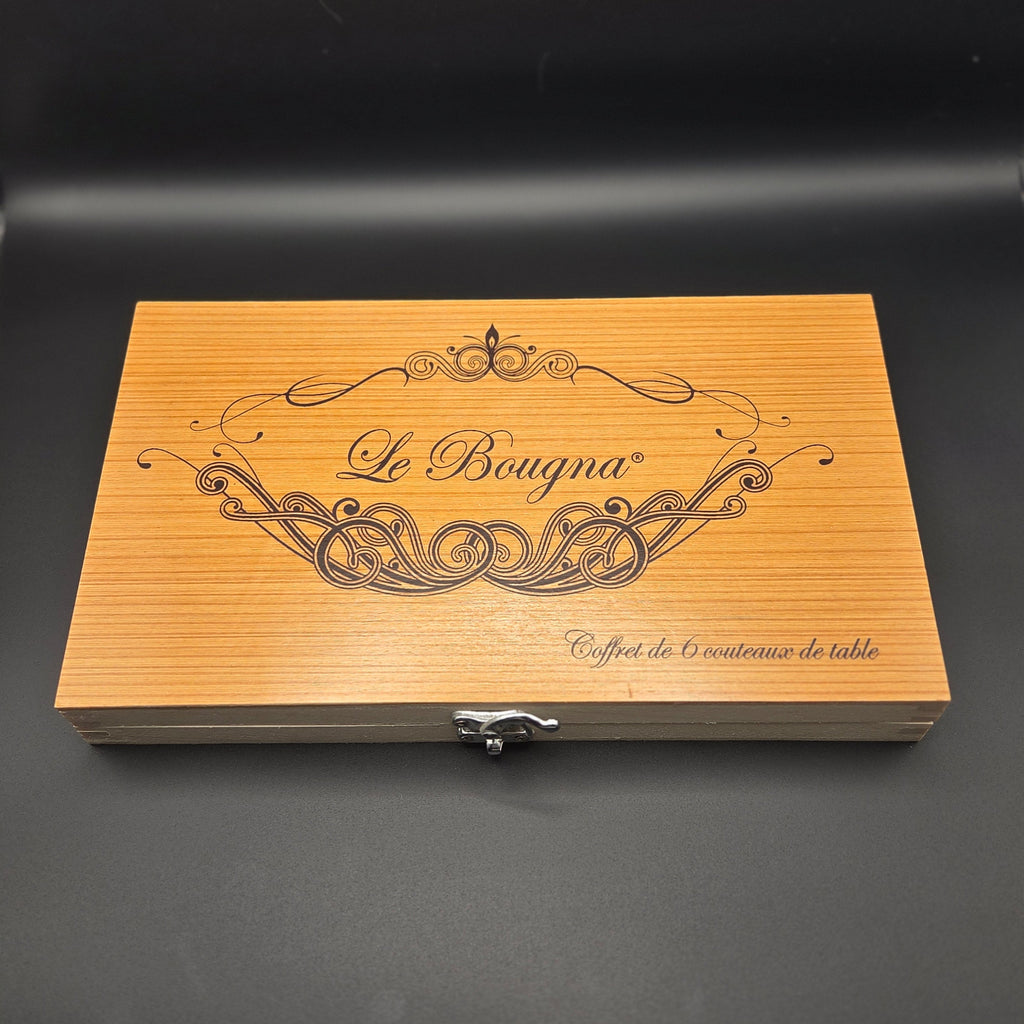 coffret en bois contenu 6 couteaux de table La Bougna avec un manche en inox. Le coffret est fermé.