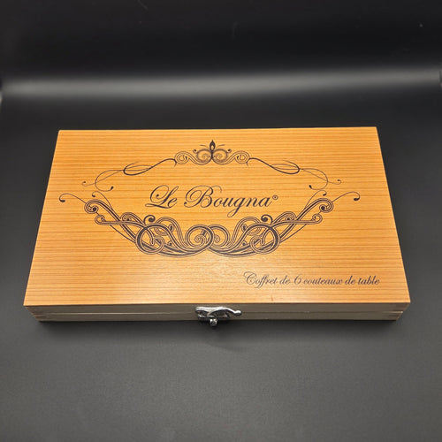 coffret en bois contenu 6 couteaux de table La Bougna avec un manche en inox. Le coffret est fermé.