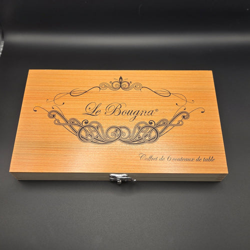 Coffret contenant 6 couteaux de table La Bougna munis d'un manche en teck. Le coffret est fermé.