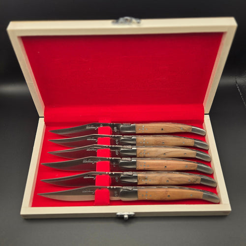 coffret en bois ouvert montrant 6 couteaux de table en inox avec leur manche en teck. Ce sont des couteaux de la marque La Bougna