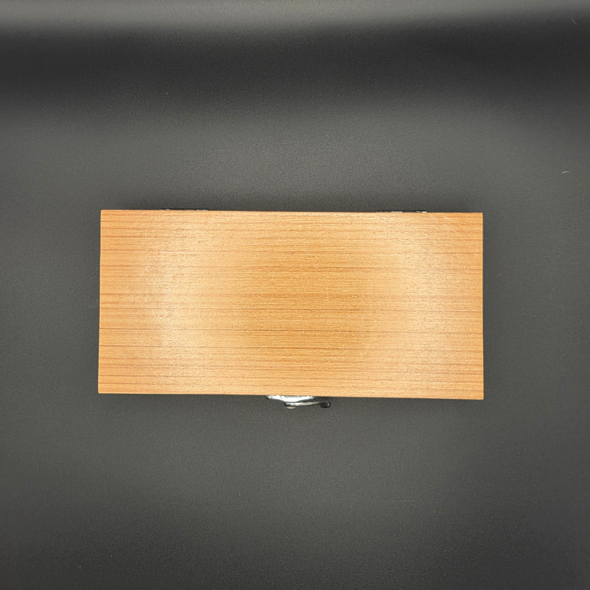 coffret en bois qui est fermé dans lequel se trouvent 4 couteaux à beurre