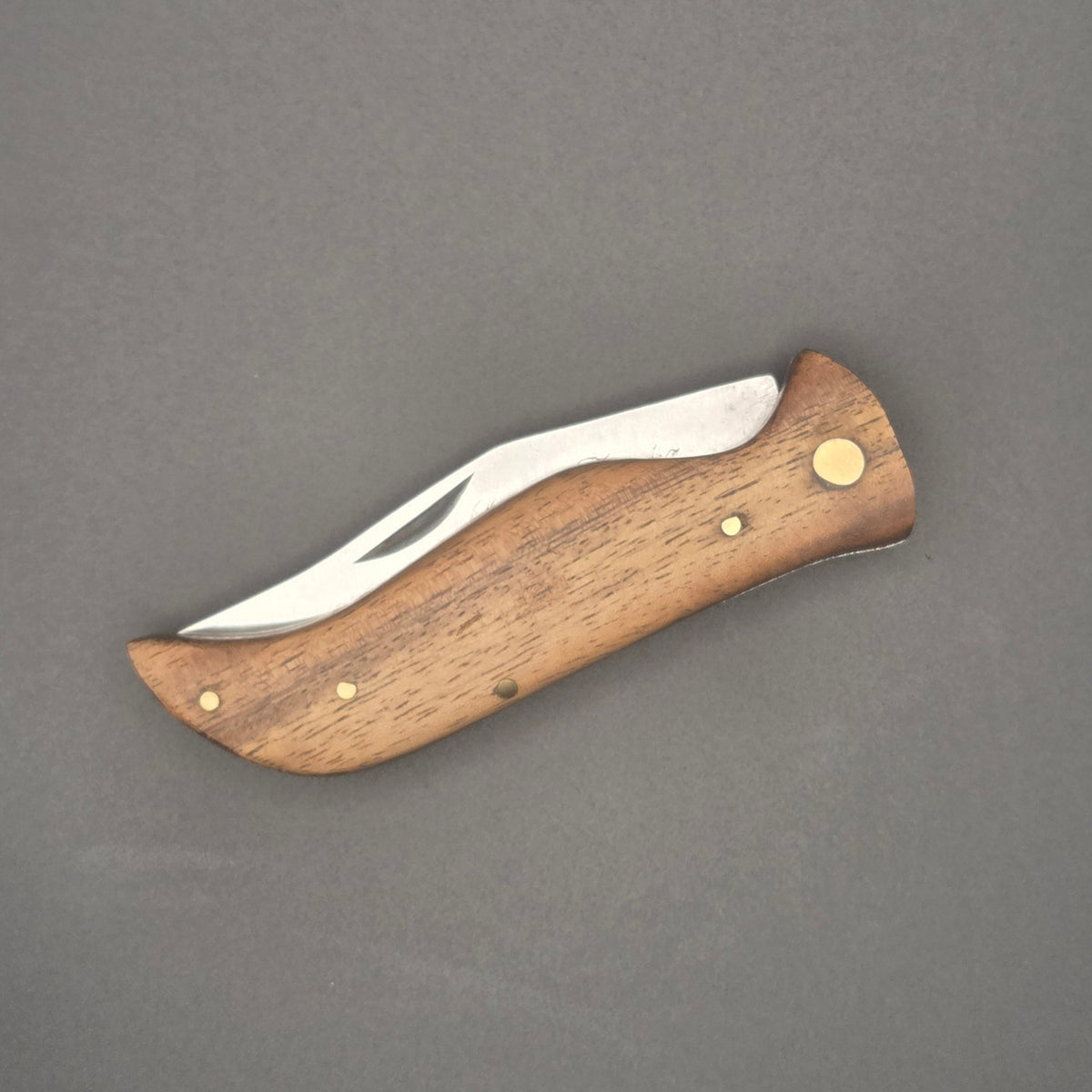 Couteau pliant utilitaire berger posé en position fermé.