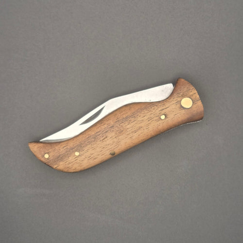 Couteau pliant utilitaire berger posé en position fermé.