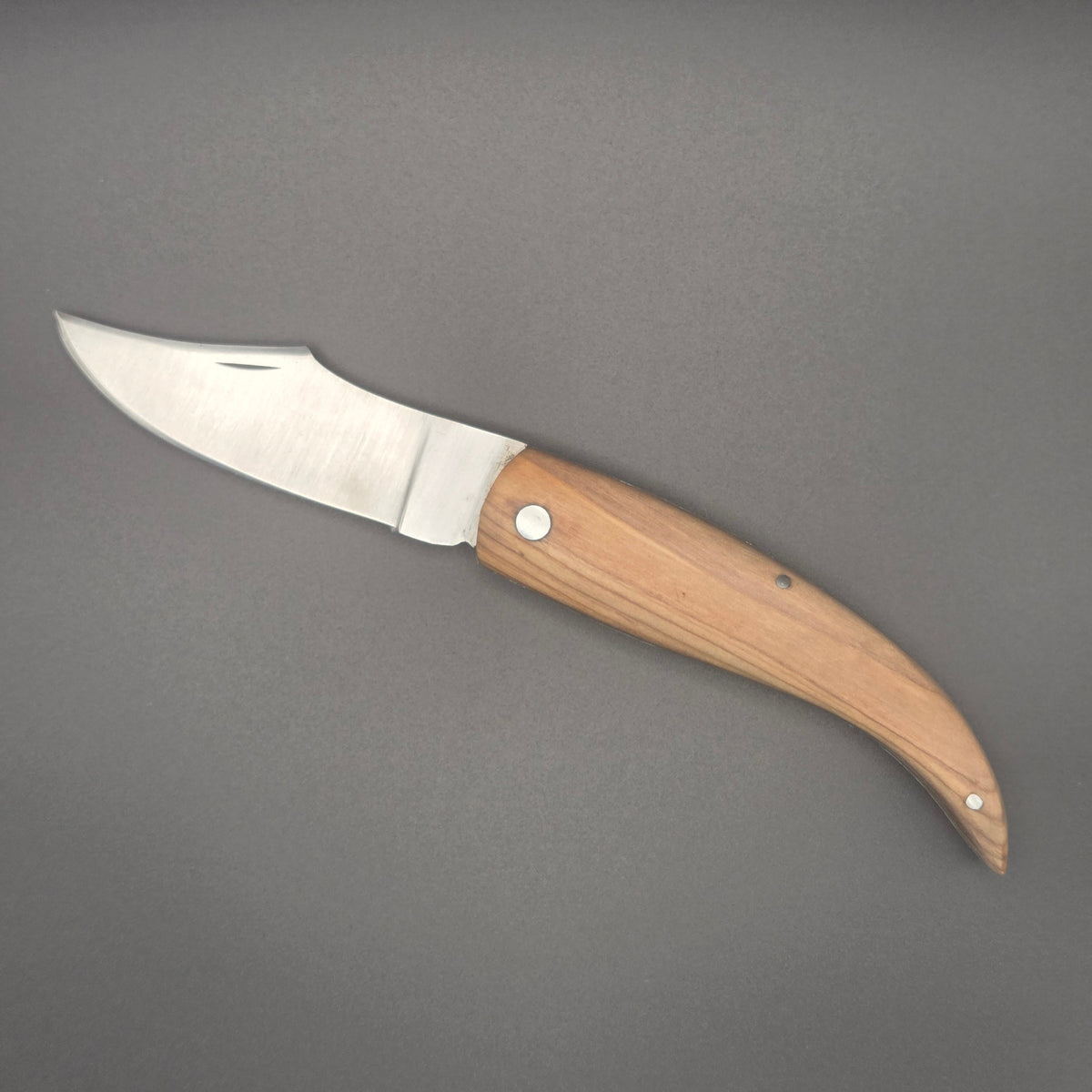 couteau Shark utilitaire pliant avec son manche en bois de teck