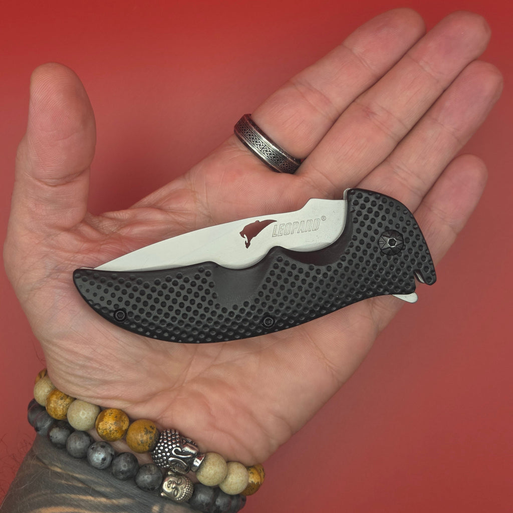 couteau pliant easygrip en position fermé posé à plat dans le creux d'une main