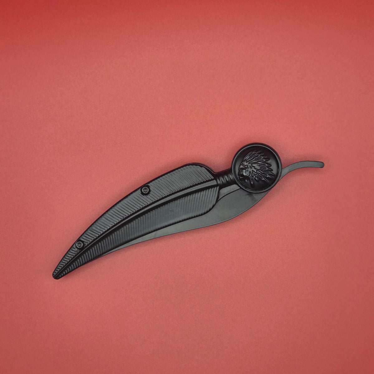 couteau plume noir de 10cm fermé et posé 