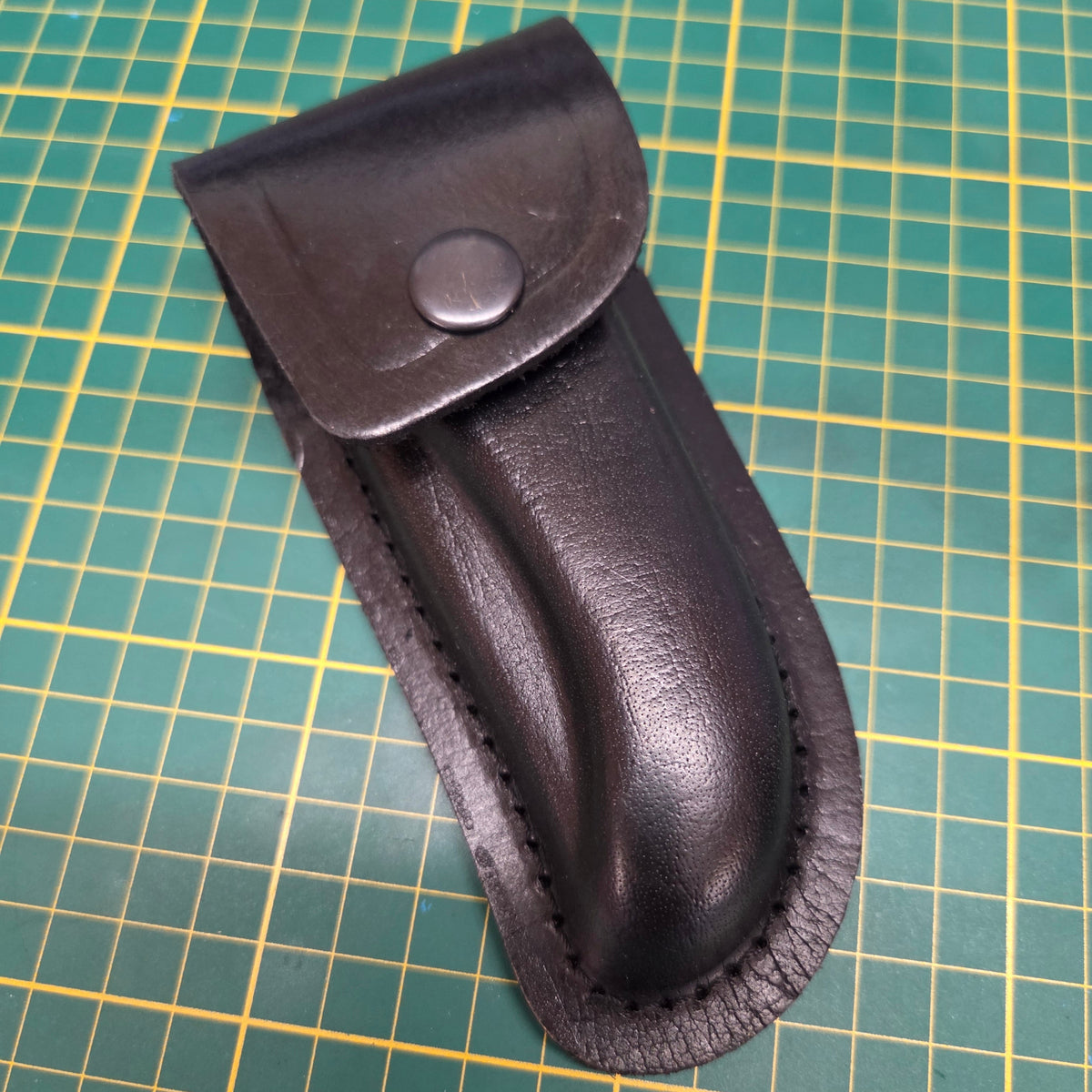 étui en croute de cuir noir pour couteau avec lame de 11.5cm