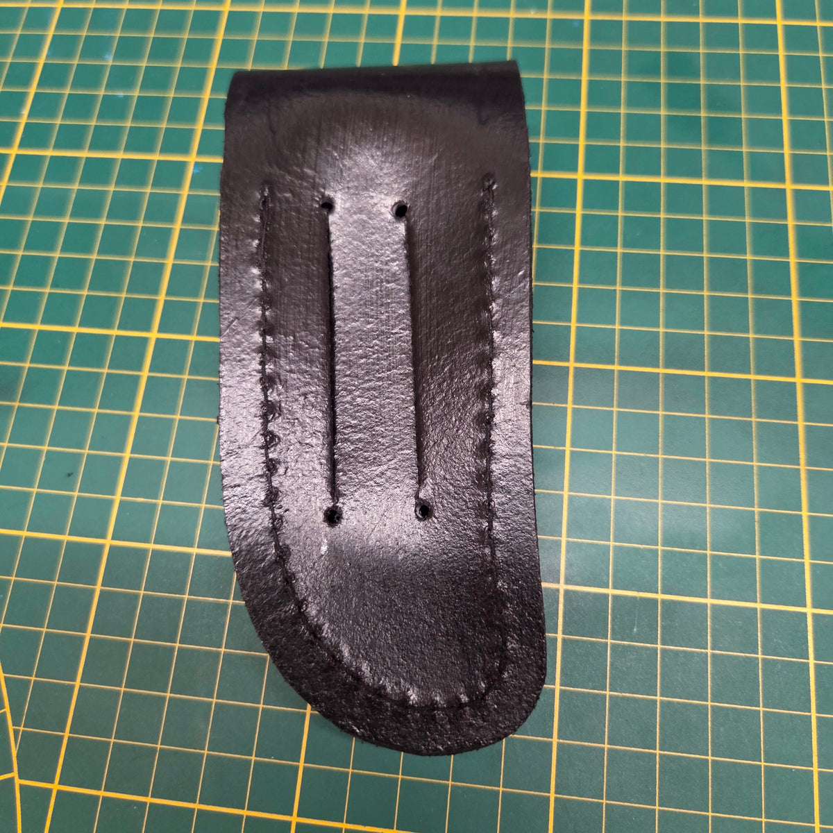 vue arrière d'un étui en croute de cuir noir pour des lames de 11.5cm avec passage pour ceinture de pantalon